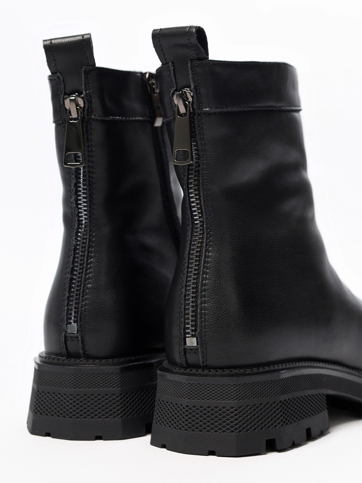 Ботинки черного цвета с декоративной молнией сзади